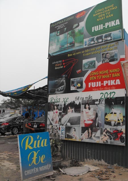 Chủ một hàng rửa xe trên đường Trần Thái Tông hứa hẹn sẽ kinh doanh dịch vụ rửa xe bằng các cô gái chân dài vào năm 2012.